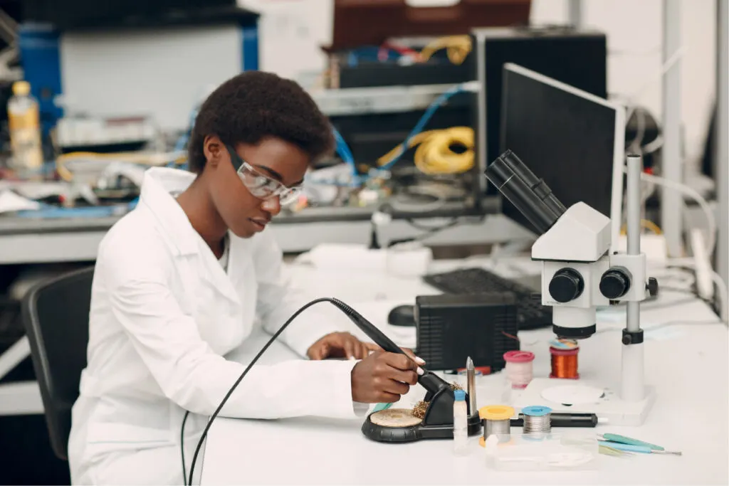 Technicienne Kuma Electronics en intervention